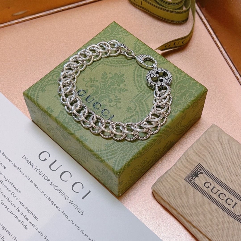 G*u*i bracelets